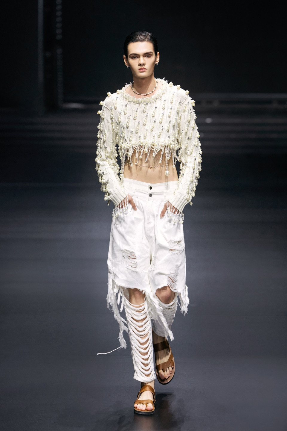 Vương Khang cho biết tất cả các chất liệu đều được xử lý bề mặt bằng kỹ thuật đính kết thủ công tỉ mỉ. (Ảnh: CTV/Vietnam+)