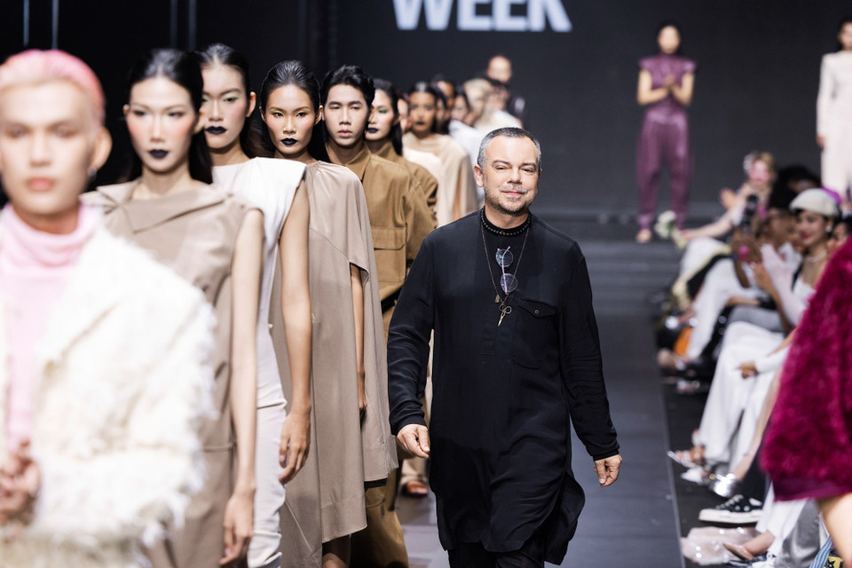 Gương mặt quen thuộc của các tuần lễ thời trang Milan, Dubai, Thượng Hải, nhà thiết kế Italy Alberto Zambelli vừa có lần đầu tiên ra mắt giới mộ điệu Việt Nam. (Ảnh: CTV/Vietnam+)