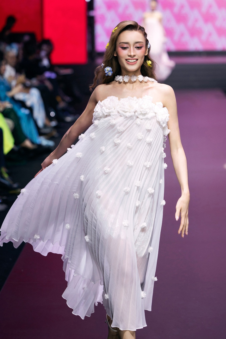 Luôn đầu tư kỹ lưỡng và chỉn chu trong các thiết kế, Adrian Anh Tuấn đã mang đến bộ sưu tập đầy sức sống về khúc phiêu du của một mùa Hè bay bổng và lãng mạn. (Ảnh: CTV/Vietnam+)