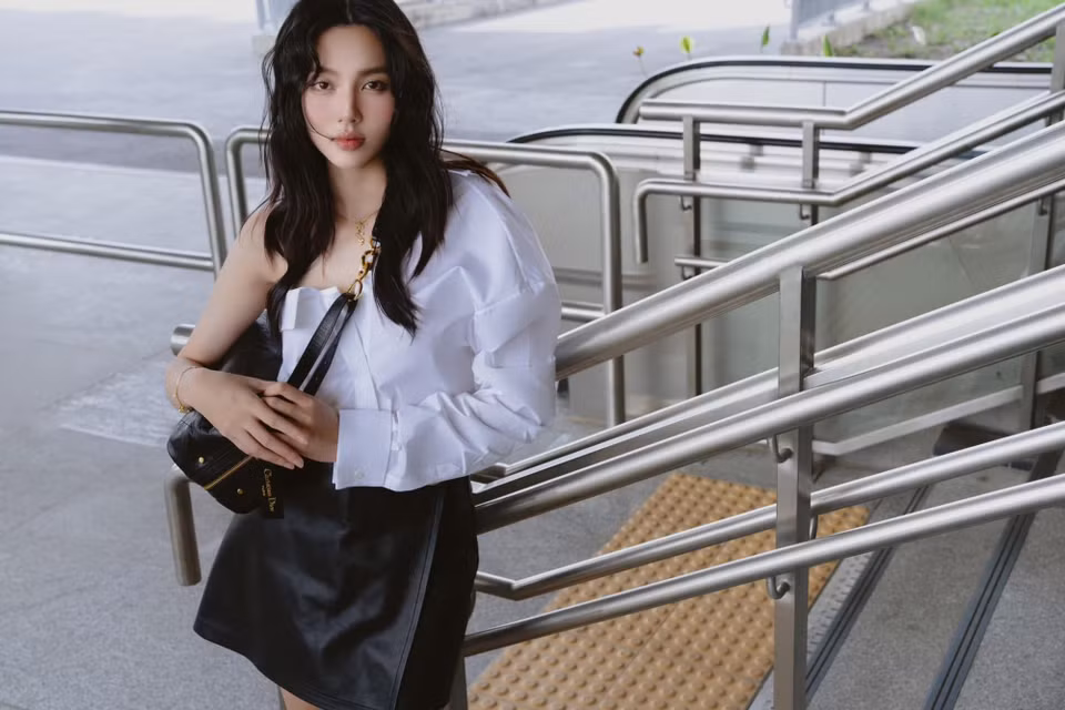 Dior, thương hiệu thời trang cao cấp của Pháp, nổi tiếng với phong cách sang trọng, tinh tế và sáng tạo, được thành lập vào năm 1946 bởi nhà thiết kế Christian Dior. Thương hiệu này đã trở thành một biểu tượng của đẳng cấp trong ngành thời trang, nước hoa, mỹ phẩm và phụ kiện. (Ảnh: CTV/Vietnam+)