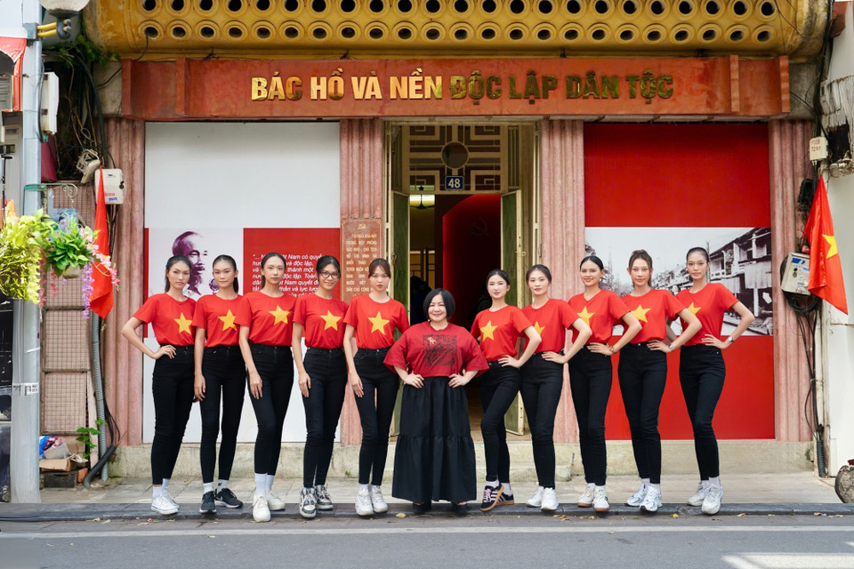 Thế hệ người mẫu trẻ có cơ hội thể hiện tinh thần yêu nước và niềm tự hào Việt Nam tại các điểm đến đặc biệt của Thủ đô. (Ảnh: CTV/Vietnam+)