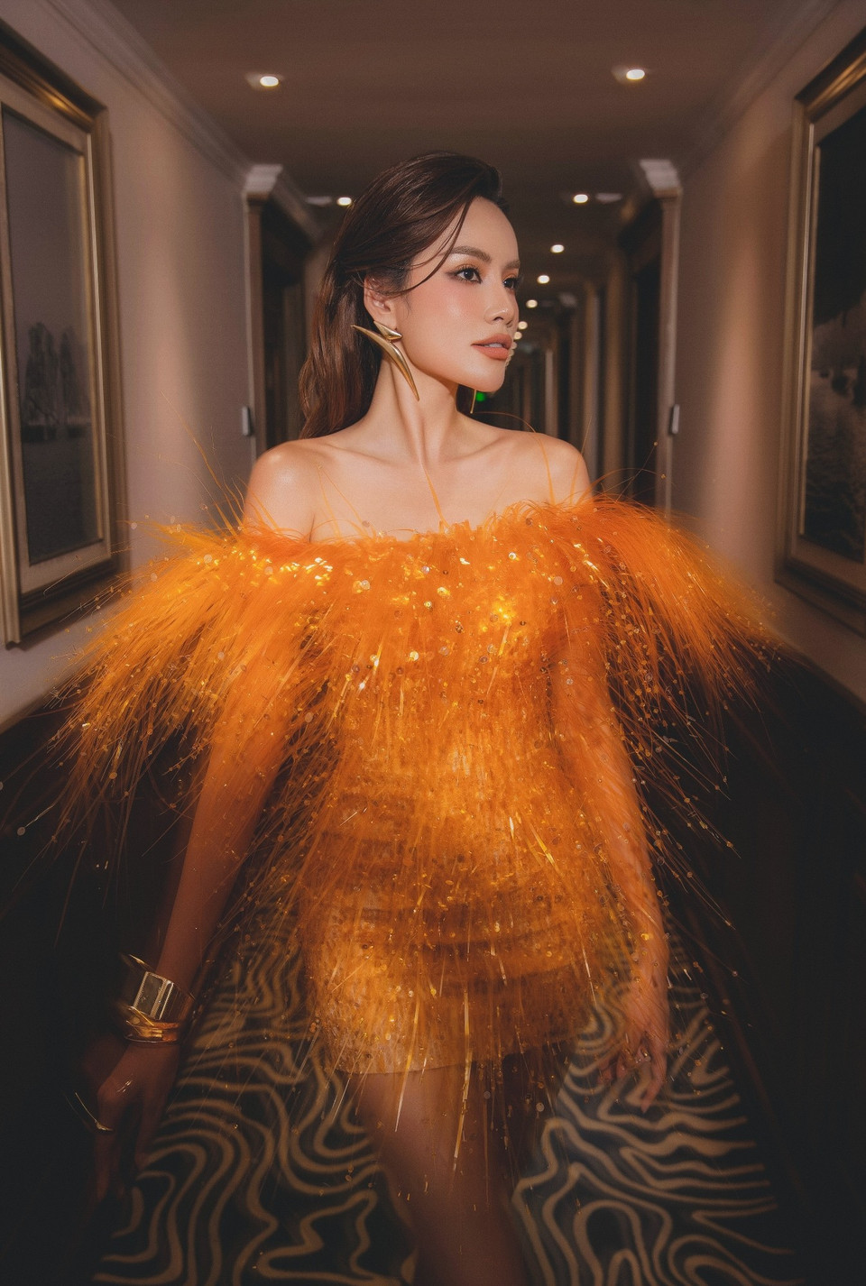 Sự kết hợp giữa vẻ đẹp hình thể, thần thái trình diễn và cảm quan thời trang cao cấp đã giúp nàng hậu nổi bật giữa miền kỳ quan. (Ảnh: CTV/Vietnam+)