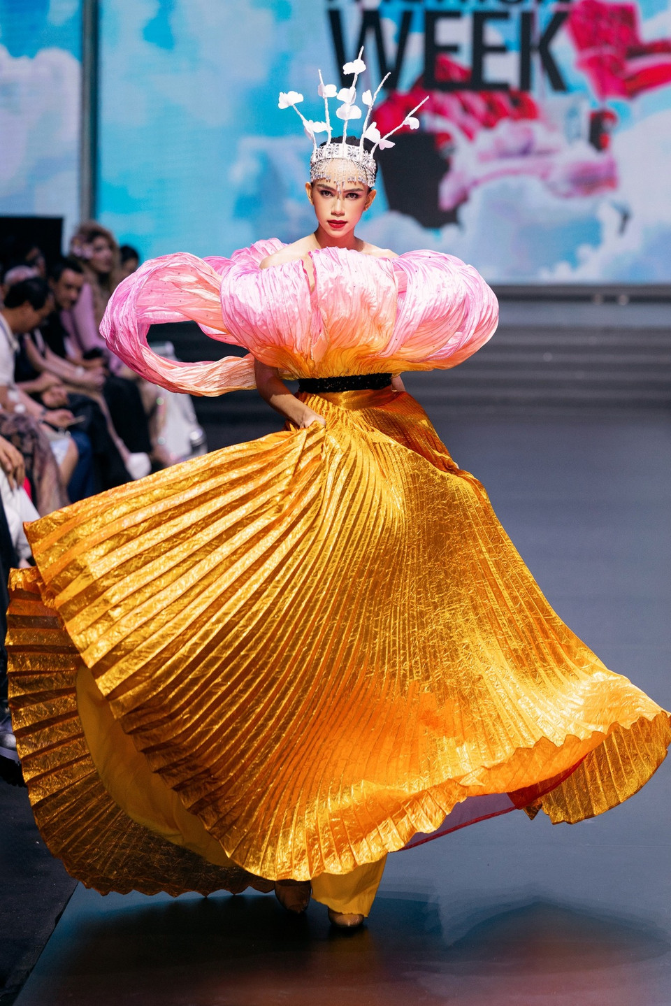 Lấy cảm hứng từ khoảnh khắc tinh khôi khi ngày mới vừa ló rạng, “Rose of the Dawn” là câu chuyện được kể bằng ngôn ngữ thời trang qua hình ảnh hoa hồng – loài hoa tượng trưng cho vẻ đẹp, sức sống và sự nữ tính. (Ảnh: CTV/Vietnam+)