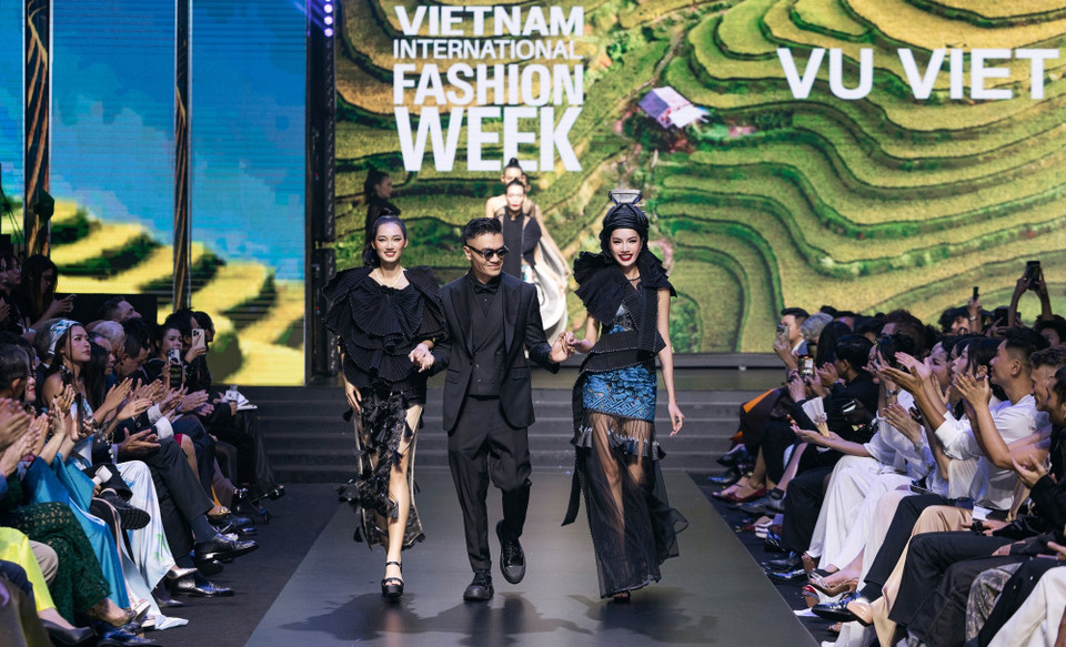 Khép lại đêm bế mạc của Tuần lễ Thời trang Quốc tế Việt Nam Xuân Hè 2025 - International Fashion Week Vietnam S/S 2025, nhà thiết kế Vũ Việt Hà đã góp phần để lại một dấu ấn trọn vẹn cho tuần thời trang với bộ sưu tập “Mã đáo.” (Ảnh: CTV/Vietnam+)