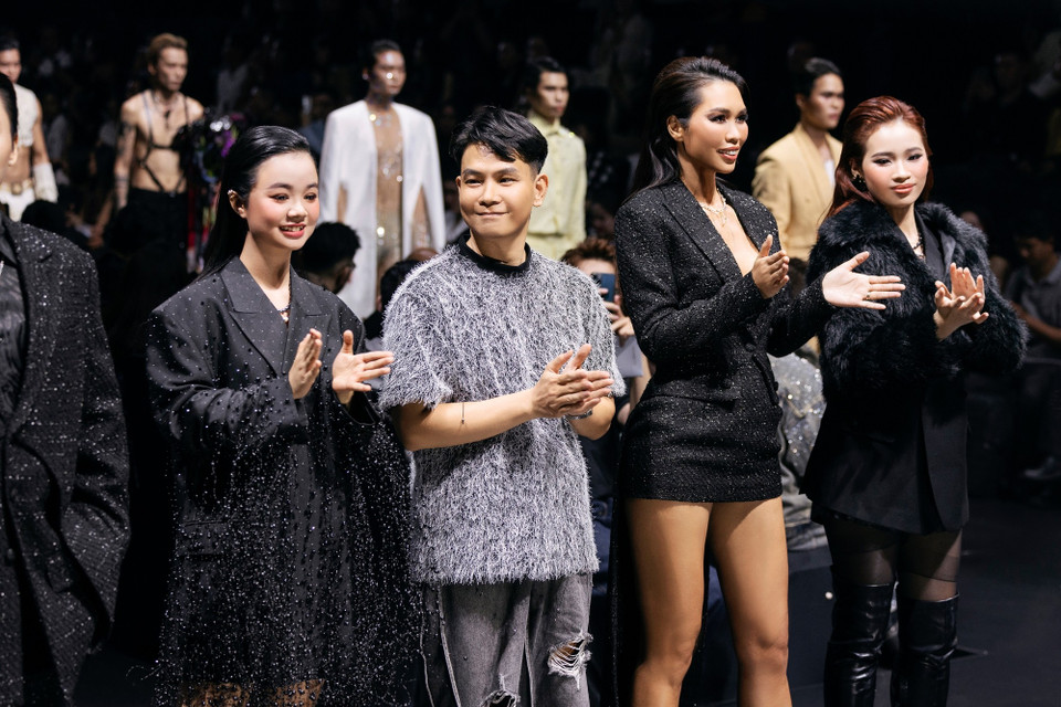 Vương Khang vừa ra mắt giới mộ điệu bữa tiệc thời trang rực rỡ và sôi động với bộ sưu tập “Evening Pool Party” – nơi thời trang, cá tính và tính ứng dụng giao thoa một cách nghệ thuật. Mỗi bộ trang phục đều phản ánh rõ dấu ấn cá nhân và ngôn ngữ thiết kế đặc trưng của nhà thiết kế. (Ảnh: CTV/Vietnam+)