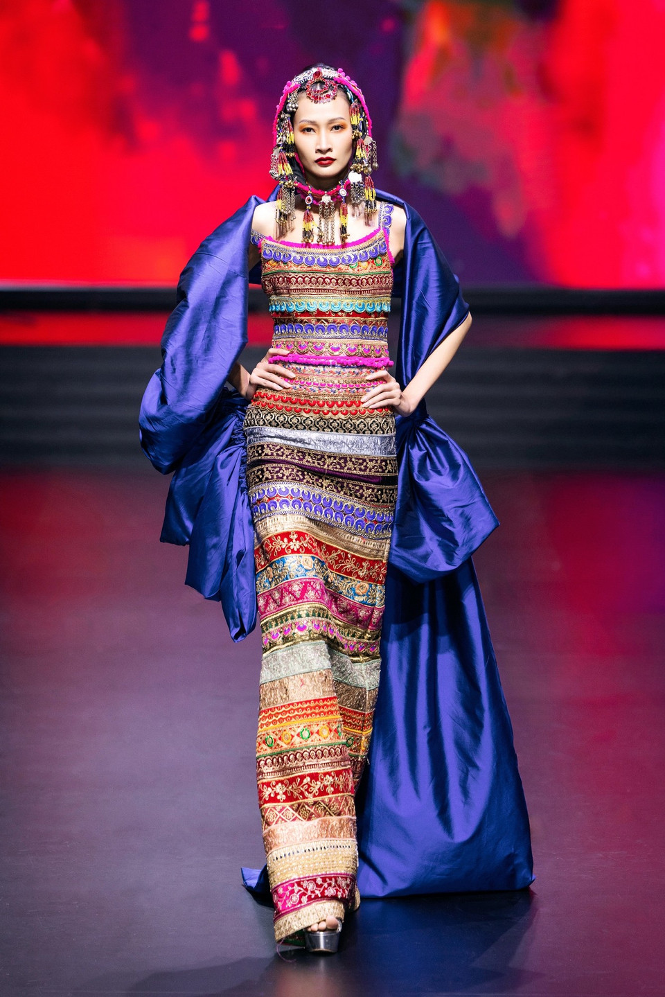 Một thiết kế trong bộ sưu tập “Holi” của nhà thiết kế Frederick Lee. (Ảnh: CTV/Vietnam+)