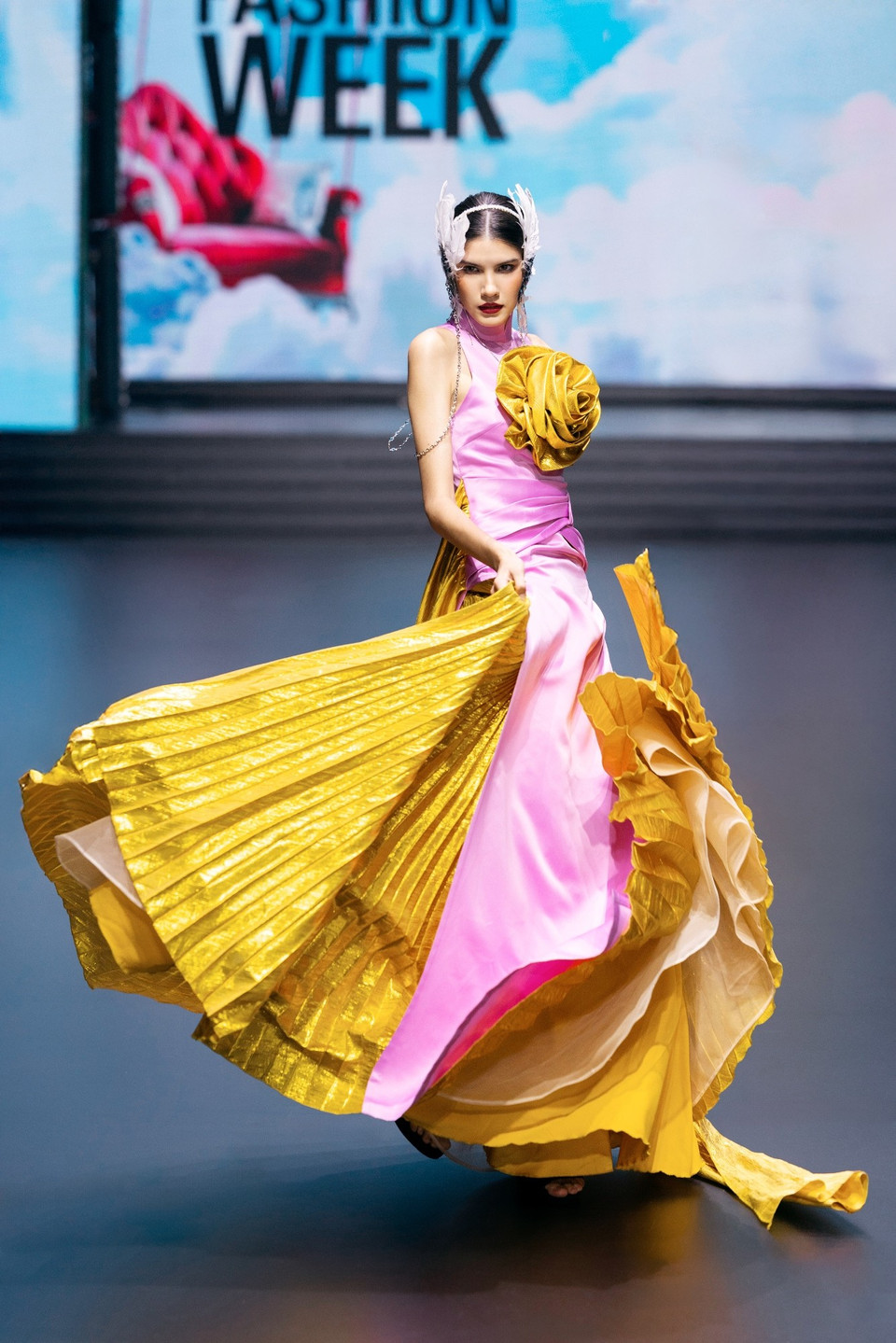 Với những phom dáng được xử lý cầu kỳ, chất liệu bay bổng cùng kỹ thuật thủ công tinh xảo, bộ sưu tập “Rose of the Dawn” nhẹ nhàng khẳng định tiềm năng phát triển đa dạng của áo dài trong thời trang đương đại. (Ảnh: CTV/Vietnam+)