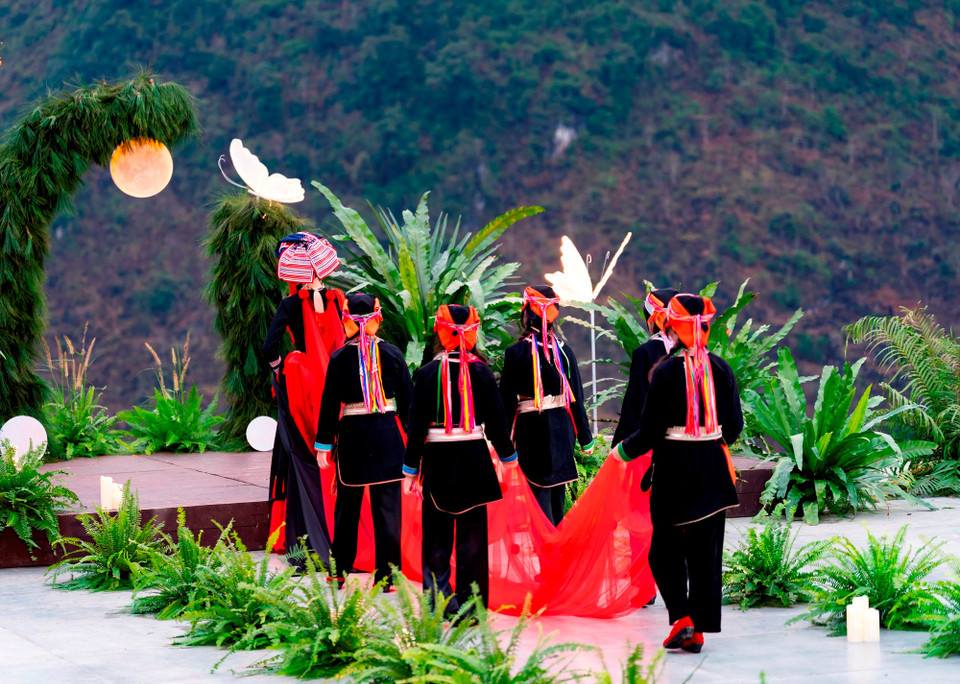 Show diễn là những bộ trang phục thổ cẩm rực rỡ được thêu thủ công cách điệu tinh tế trên các chất liệu hoàn toàn tự nhiên từ cây lanh, cây đay. (Ảnh: CTV/Vietnam+)