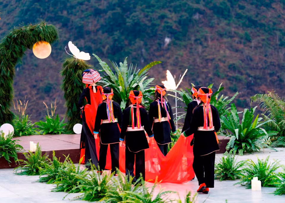 Show diễn là những bộ trang phục thổ cẩm rực rỡ được thêu thủ công cách điệu tinh tế trên các chất liệu hoàn toàn tự nhiên từ cây lanh, cây đay. (Ảnh: CTV/Vietnam+)