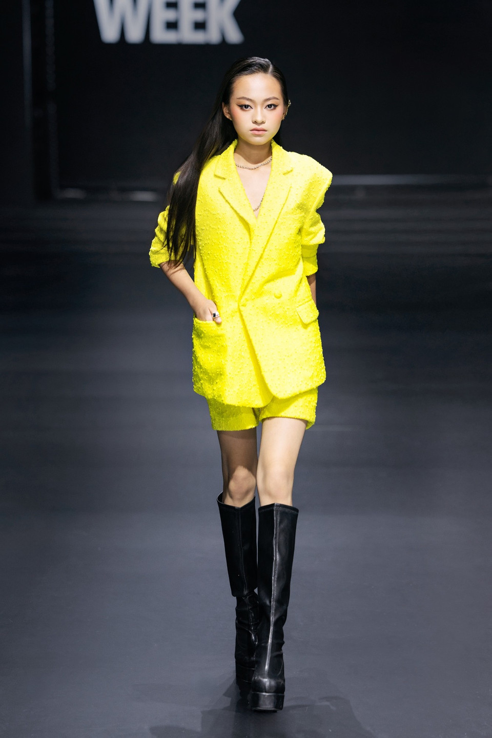 Không chỉ gây ấn tượng bởi các thiết kế suit với bảng màu sặc sỡ và ánh kim bắt mắt, bộ sưu tập còn mang đến những chất liệu đa dạng như thun, lưới, cotton, nhung, vải xuyên thấu và cả tweed. (Ảnh: CTV/Vietnam+)