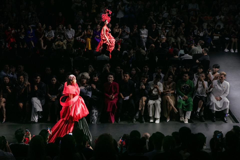 Phần kết của bộ sưu tập khiến khán phòng “bùng nổ” khi Hoa hậu Ngọc Châu và Hoa hậu Bùi Quỳnh Hoa cùng sải bước trong các thiết kế đỏ rực, toát lên thần thái tự tin, mạnh mẽ và đầy cuốn hút. (Ảnh: CTV/Vietnam+)