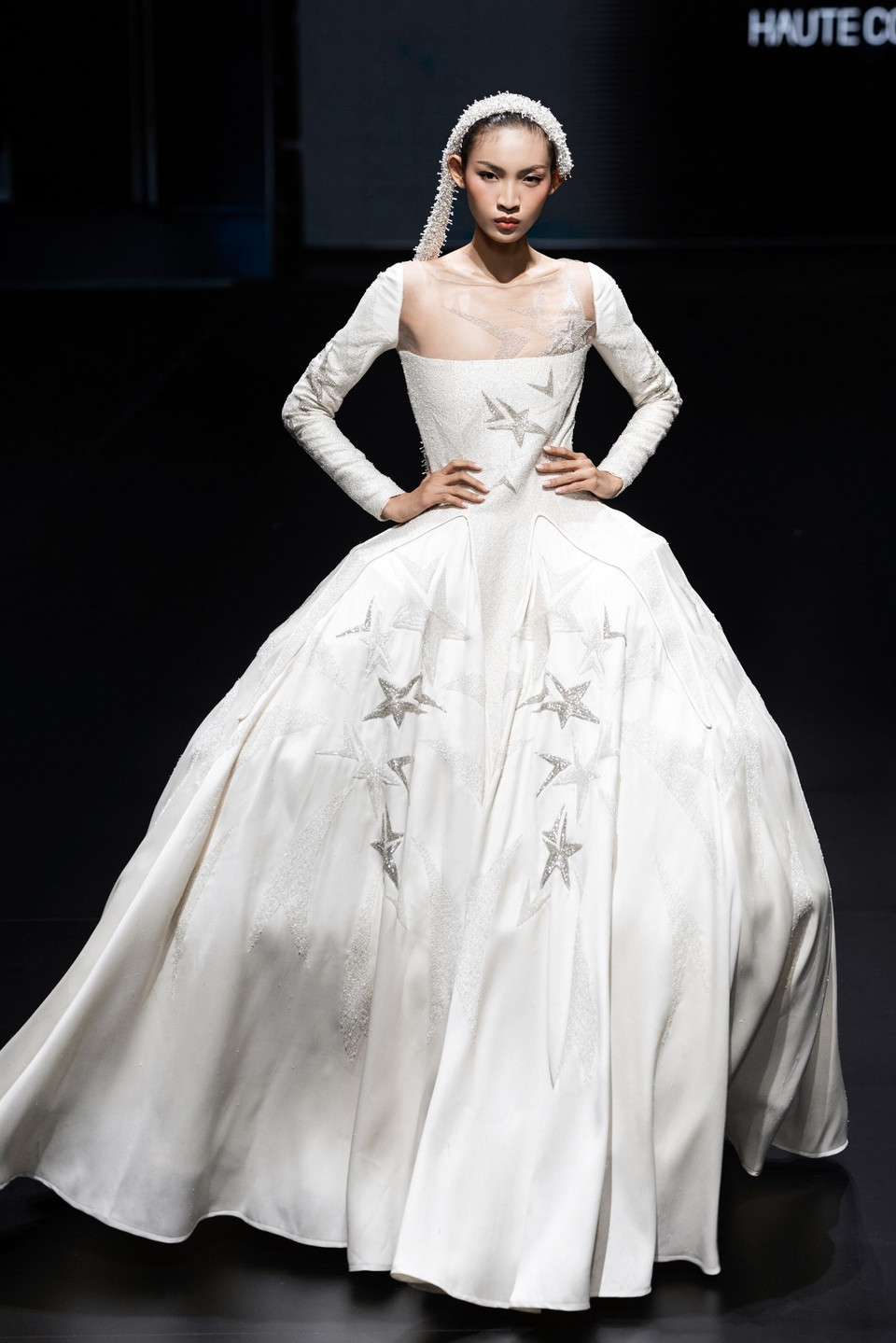 Đặc biệt, quán quân The Face Vietnam 2023 Huỳnh Tú Anh, gương mặt người mẫu quốc tế vừa chinh chiến tại Tuần lễ thời trang Paris, Milan vừa qua đã khép lại màn trình diễn “First Circus.” Tú Anh đã được chính Julien Fournié tin tưởng lựa chọn trình diễn bộ thiết kế kỳ công nhất của bộ sưu tập – một mẫu Haute Couture với phần phom cấu trúc phức tạp, đính kết thủ công cầu kỳ, thể hiện rõ tinh thần viễn tưởng và kịch tính mà ông muốn truyền tải. (Ảnh: CTV/Vietnam+)