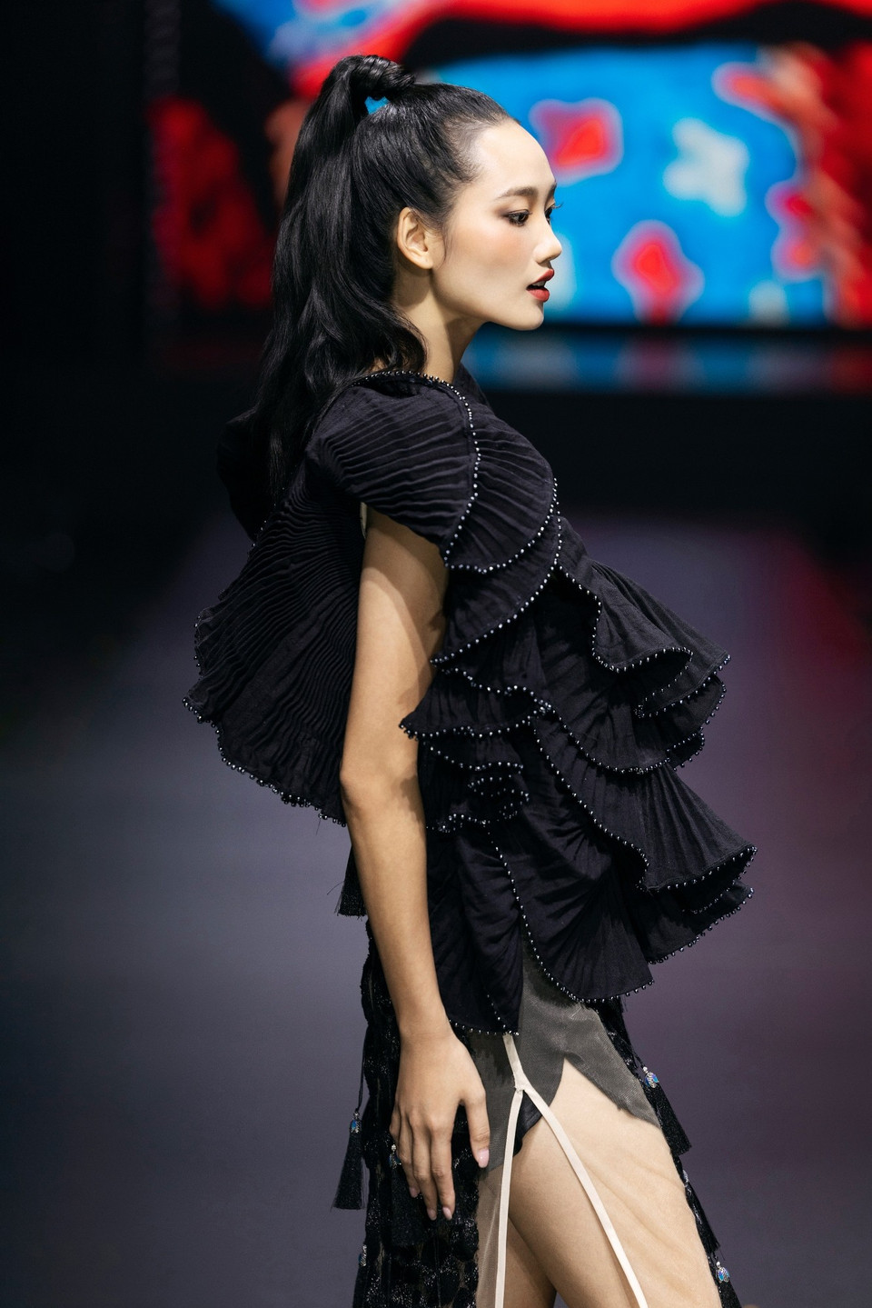 Luôn đau đáu làm sao có thể làm mới những giá trị xưa cũ một cách trau chuốt trong việc thể hiện bản sắc riêng trong dòng chảy thời trang thế giới, lần này nhà tạo mẫu quyết định mang những “đặc sản” truyền thống hòa vào nhịp sống vùng cao. (Ảnh: CTV/Vietnam+)