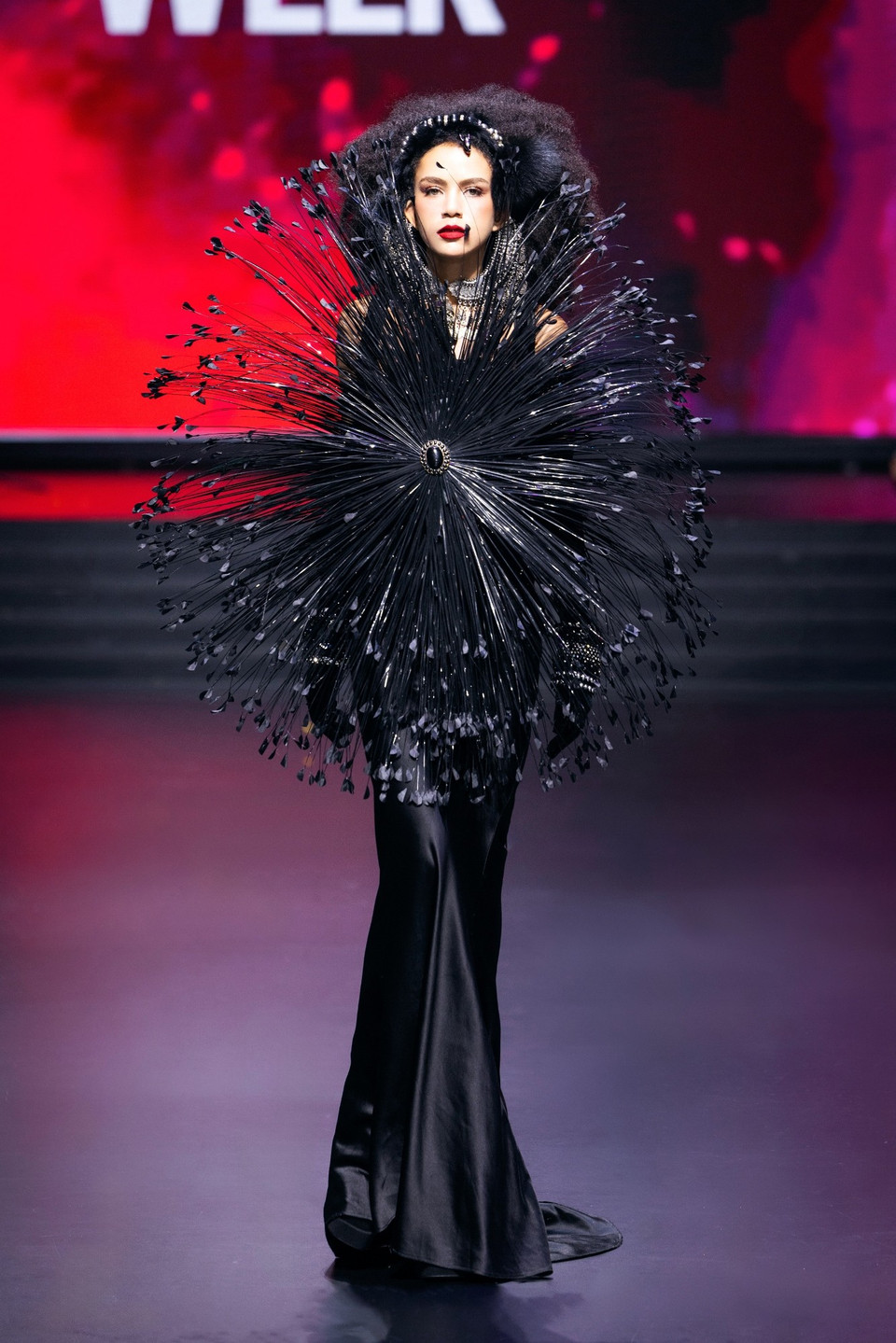 Một thiết kế trong bộ sưu tập “Holi” của nhà thiết kế Frederick Lee. (Ảnh: CTV/Vietnam+)