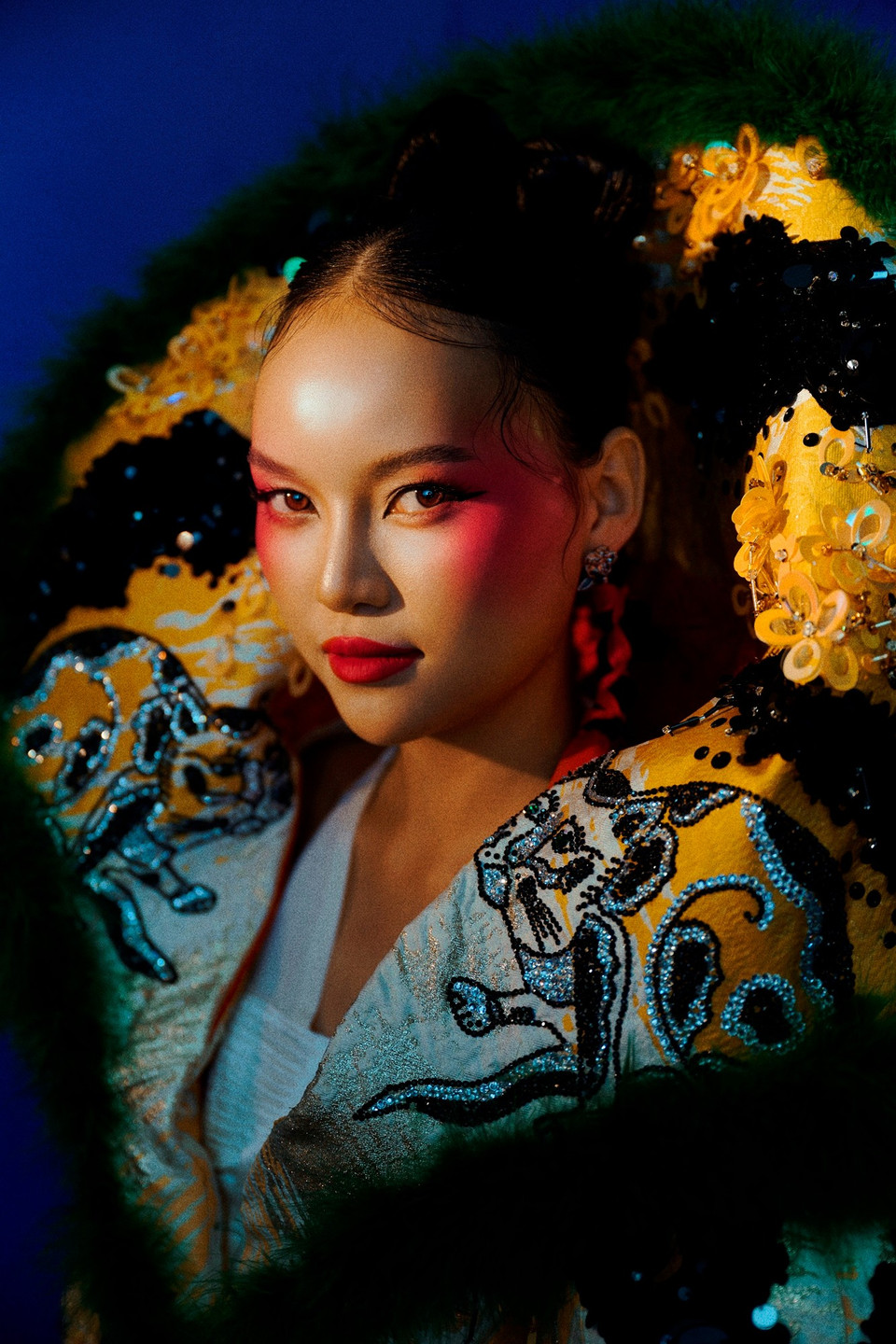 Nếu trang phục là khung nền, thì thần thái của thí sinh chính là linh hồn tạo nên sức hút cho bộ hình. Dưới ống kính, các gương mặt trẻ mang đến sự biến hóa đầy cuốn hút: ánh mắt uy nghiêm, kiêu sa xen lẫn nét duyên dáng, đằm thắm; từng cử chỉ, chuyển động đều thể hiện bản lĩnh và sự tự tin. (Ảnh: CTV/Vietnam+)