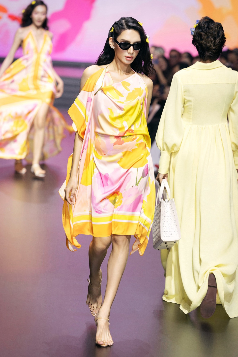 Một mùa Hè “Vivavivu” của Adrian Anh Tuấn mát mẻ với gam màu, họa tiết nhiệt đới, mềm mại với những thiết kế bay bổng, (Ảnh: CTV/Vietnam+)