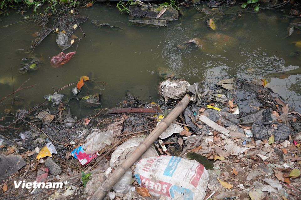 Nhiều đoạn mương đã gấp khúc, bị thu hẹp độ rộng do rác ùn ứ lâu ngày. (Ảnh: Vân Anh/Vietnam+)