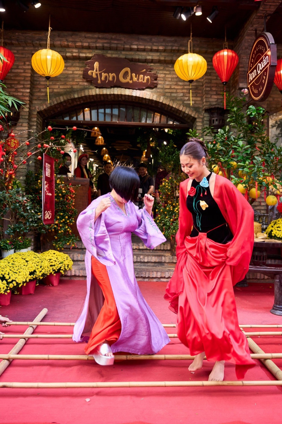 Nhảy sạp cũng là nét văn hóa truyền thống của khu vực miền Bắc. (Ảnh: CTV/Vietnam+)