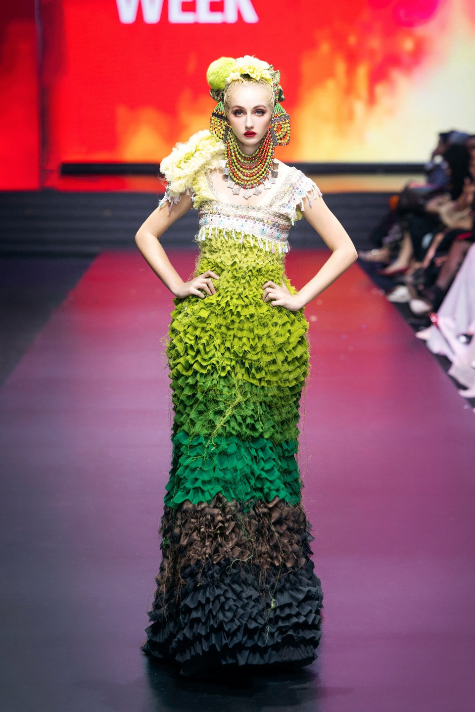 Một thiết kế trong bộ sưu tập “Holi” của nhà thiết kế Frederick Lee. (Ảnh: CTV/Vietnam+)