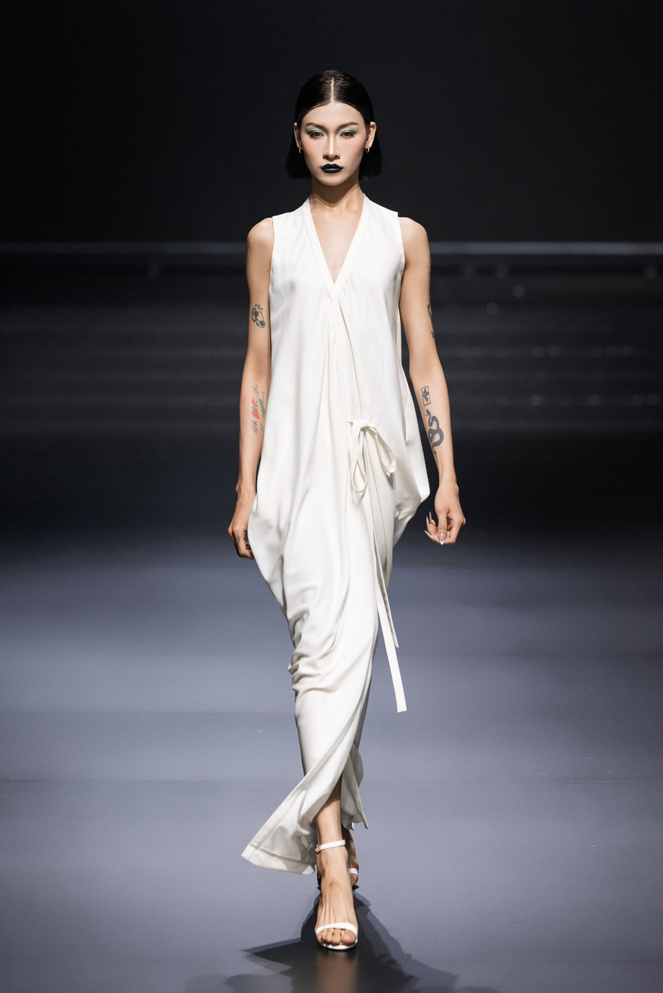 Zambelli chọn bảng màu trung tính với trắng, ngà, sương khói, nâu càphê, hồng phấn trầm và đen sâu lắng, như những lớp cảm xúc chuyển dần từ thuần khiết đến bí ẩn. (Ảnh: CTV/Vietnam+)