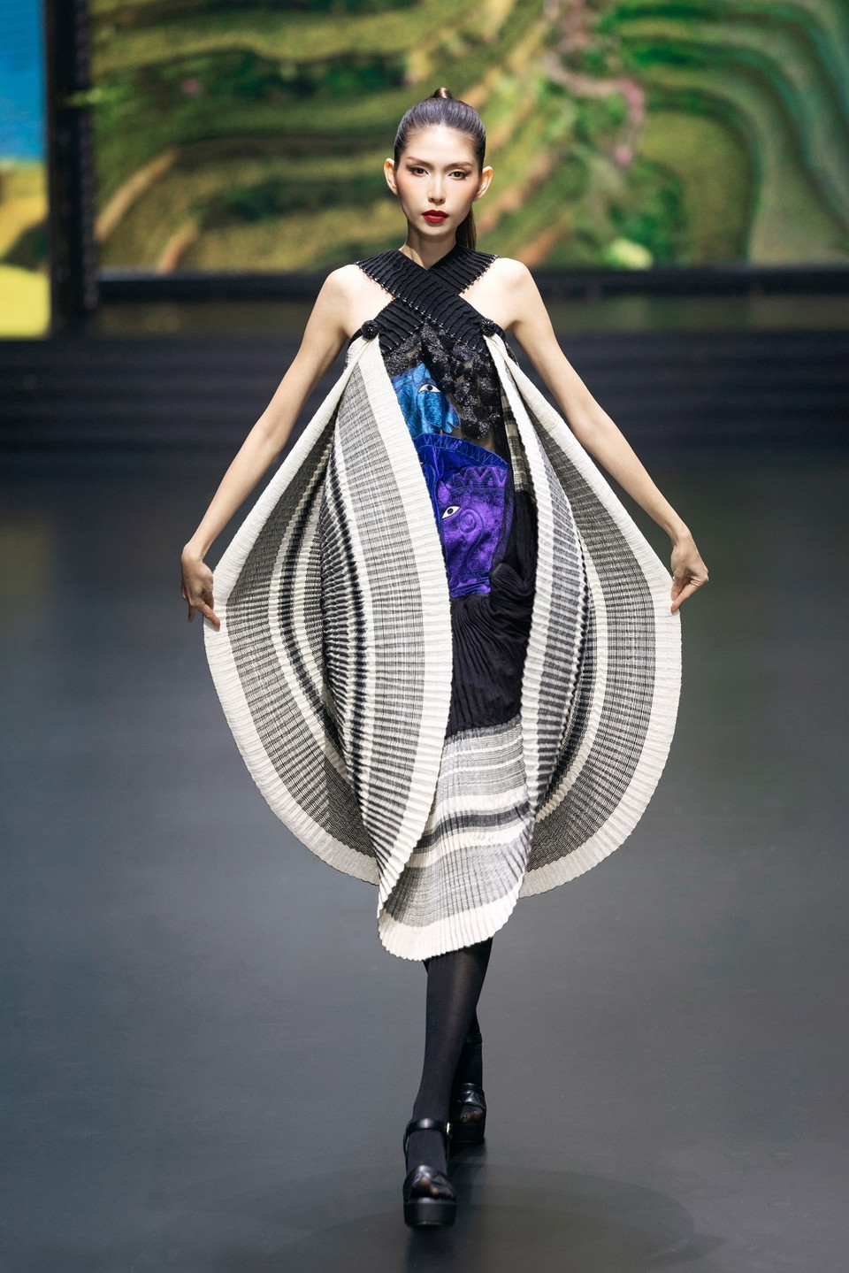 Tất cả những mảnh ghép văn hóa ấy đã được anh gom nhặt, chắt lọc và thổi thành khúc phiêu du sống động vùng cao Tây Bắc mang tên “Mã đáo." (Ảnh: CTV/Vietnam+)