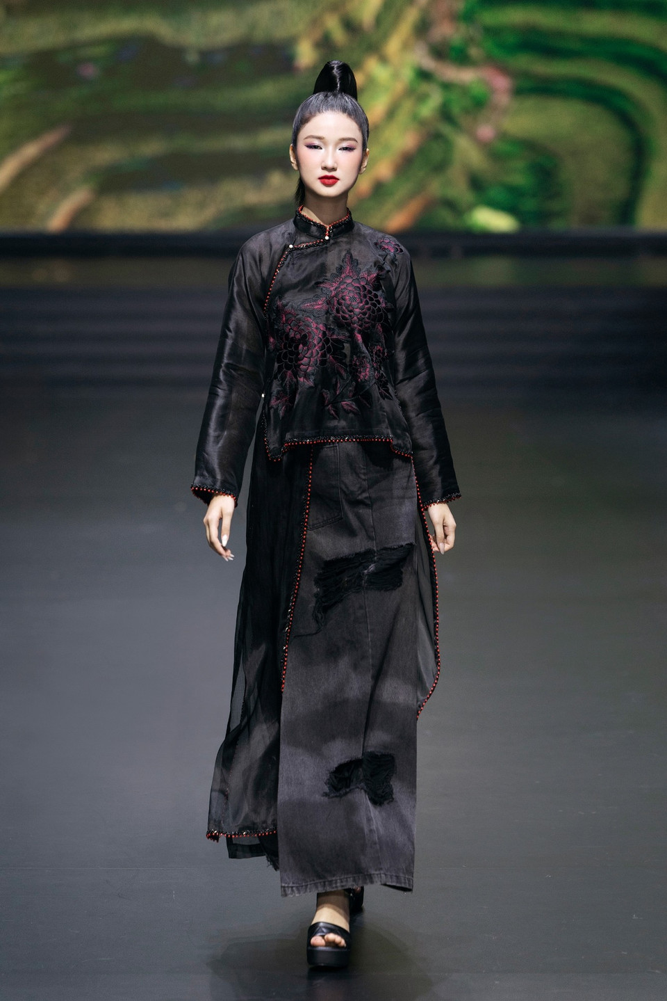 Không dừng lại ở việc tái hiện, anh còn thổi hồn cho chất liệu truyền thống trở nên mới mẻ hơn bằng hiệu ứng Op Art (nghệ thuật quang học), dẫn dắt người xem qua 40 mẫu thiết kế đặc sắc với nhiều cung bậc cảm xúc trên nền nhạc với những giai điệu ma mị mang âm hưởng núi rừng Tây Bắc. (Ảnh: CTV/Vietnam+)