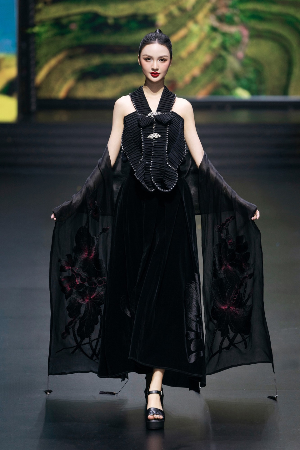 Vũ Việt Hà còn sáng tạo và khéo léo cài cắm các chi tiết thêu tay hoa văn tỉ mỉ, dập ly kỳ công như một bức tranh chuyển động của văn hóa. (Ảnh: CTV/Vietnam+)