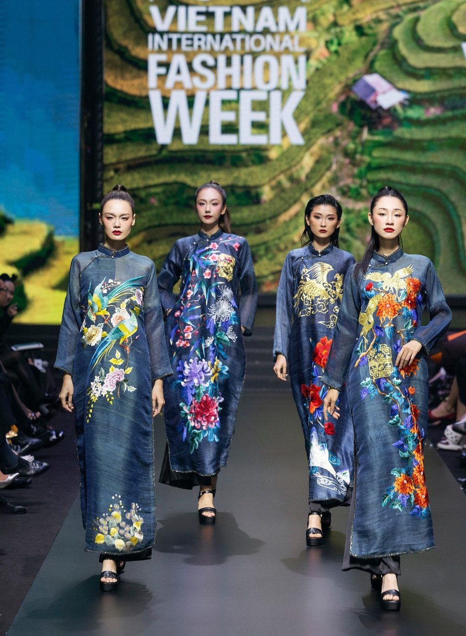 Tất cả đã làm nên một kết màn đầy dư vị cho tuần lễ thời trang, nơi tinh thần dân tộc được thăng hoa trong hình hài đương đại trên sàn runway. (Ảnh: CTV/Vietnam+)