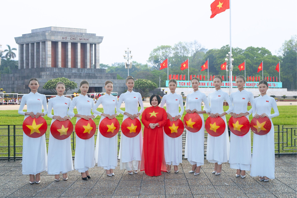 Top 10 thí sinh của mùa giải Vietnam’s Next Top Model 2025 vừa có mặt tại Hà Nội, hòa mình trong không khí tưng bừng của Đại lễ Quốc khánh 2/9, cùng nhau lan tỏa tinh thần tự hào dân tộc và trách nhiệm của thế hệ trẻ trong kỷ nguyên mới. (Ảnh: CTV/Vietnam+)