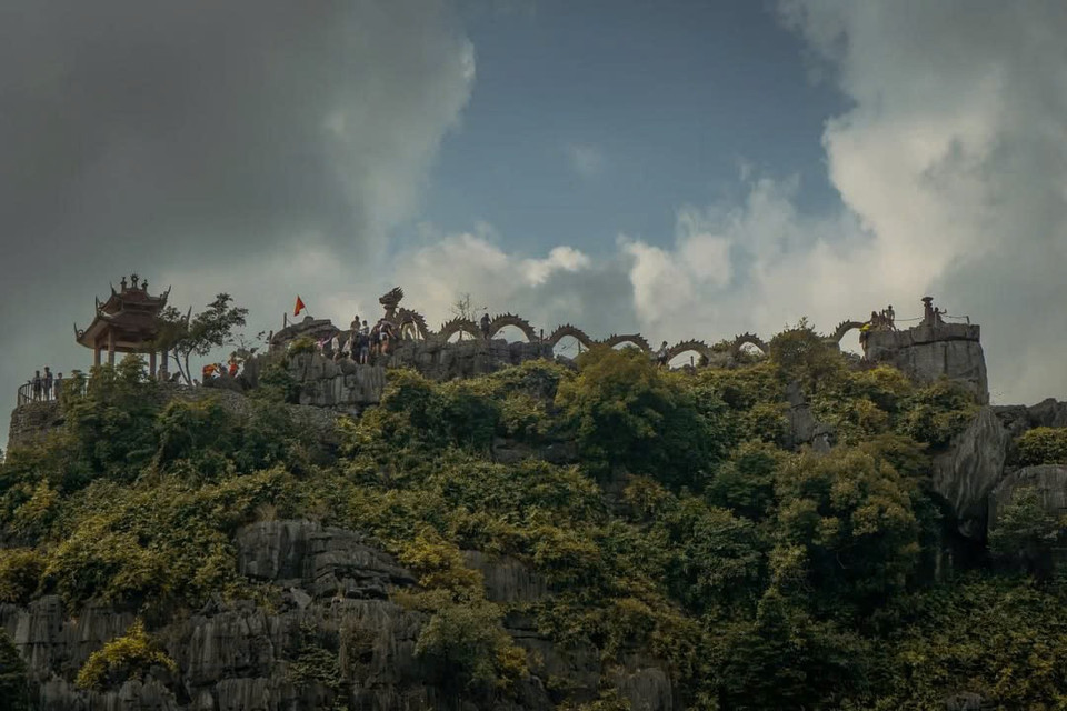 Tết Ất Tỵ 2025 đang đến gần và năm nay trong bối cảnh kinh tế khó khăn chung, nhiều người có xu hướng cắt giảm chi tiêu, chọn du Xuân tại các địa điểm gần với chi phí không quá đắt đỏ, thuận tiện di chuyển chính là ưu tiên lựa chọn của nhiều người. (Ảnh: PV/Vietnam+)