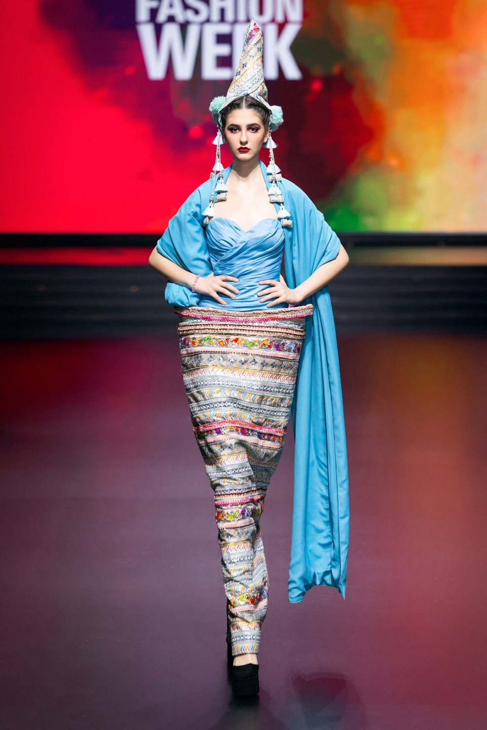 Các lớp vải xếp tầng, những đường cắt kiến trúc đầy tính nghệ thuật cùng kỹ thuật đính kết thủ công tỉ mỉ đã tạo nên hiệu ứng thị giác vô cùng độc đáo. (Ảnh: CTV/Vietnam+)