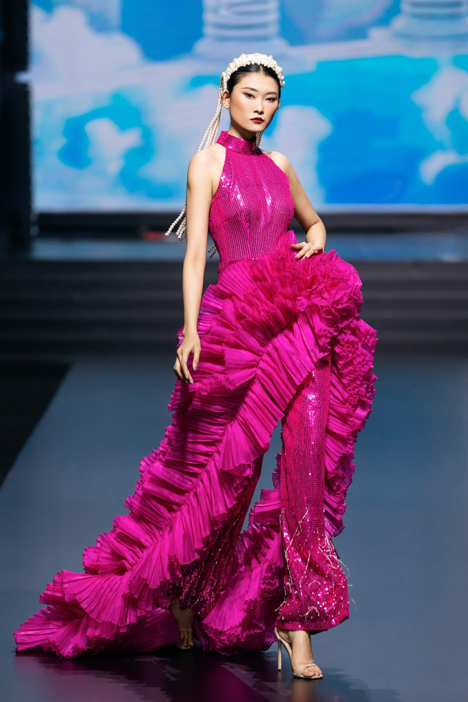 Một thiết kế trong bộ sưu tập “Rose of the Dawn.” (Ảnh: CTV/Vietnam+)