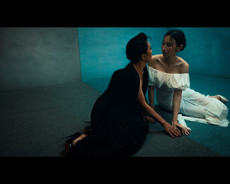 Thông qua bộ ảnh này, Hoa hậu Thùy Tiên và diễn viên Hồng Đào gửi gắm một thông điệp ý nghĩa: Dù bạn đang ở lứa tuổi nào, hãy luôn yêu thương bản thân và tự tin vào chính mình. Thời gian có thể trôi qua, nhưng vẻ đẹp, sự tự tin và nghị lực trong mỗi người phụ nữ sẽ không bao giờ phai nhạt. Hãy luôn tin vào khả năng của chính mình và vững bước trên con đường mình chọn. (Ảnh: CTV/Vietnam+)