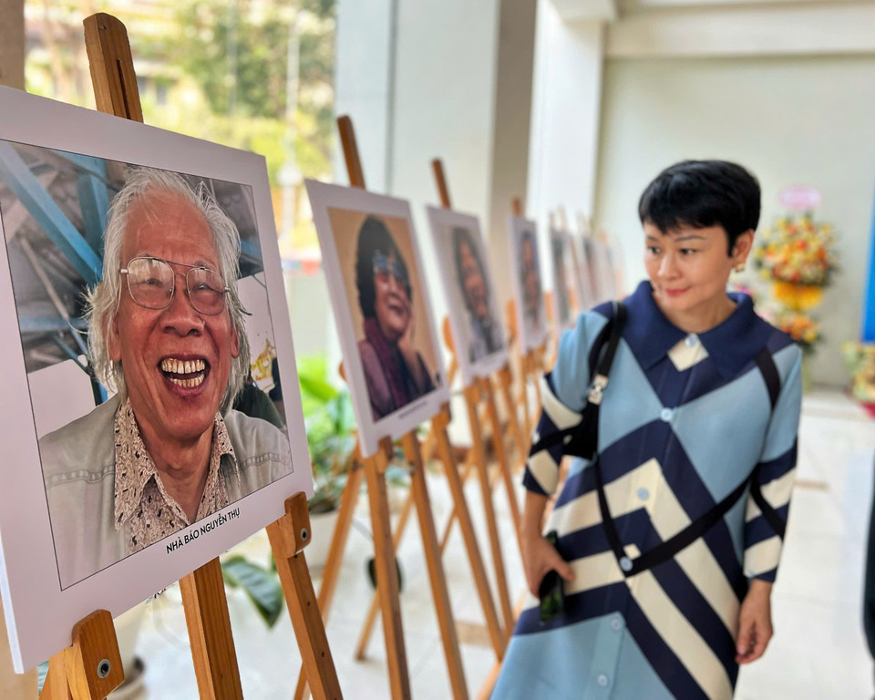 Trưng bày lần này tuy không phải là tất cả những tấm ảnh chân dung về các đồng nghiệp của ông nhưng nhà báo “hy vọng sẽ phần nào giúp chúng ta hồi tưởng về một thời gian khó, khốc liệt của chiến tranh, nơi những người đồng nghiệp của chúng ta đã sống, tác nghiệp và ngã xuống trên chiến trường, với máy ảnh là vũ khí trong tay, những trang tin còn đang viết dở...” (Ảnh: Mai Mai/Vietnam+)