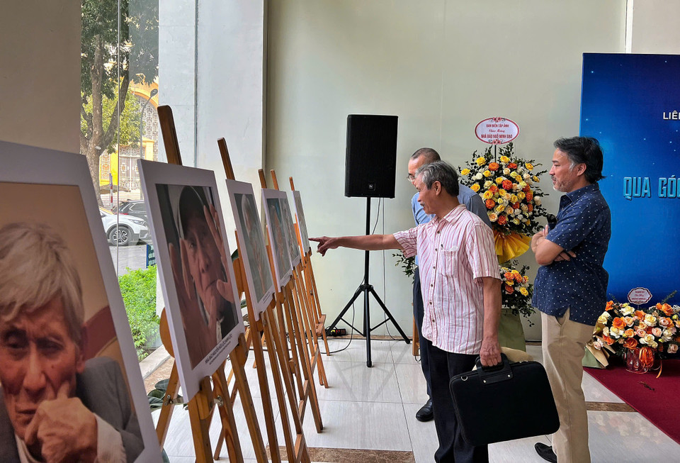 Trong thâm tâm nhà báo Ngô Minh Đạo luôn hy vọng có một ngày những tấm ảnh chân dung chụp các đồng nghiệp từng là phóng viên chiến trường của ông sẽ được trưng bày ở một vị trí trang trọng. Và ngày hôm nay, nhờ có sự phối hợp tổ chức của Liên chi hội nhà báo TTXVN và Ban biên tập Ảnh, ý tưởng đó của ông đã trở thành hiện thực. (Ảnh: Mai Mai/Vietnam+)