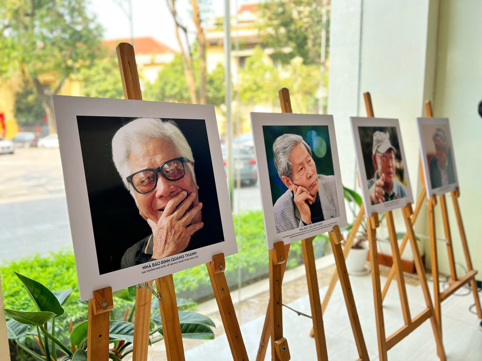 Nhà báo Ngô Minh Đạo chia sẻ: "Những người phóng viên năm xưa ấy thường chỉ viết về người khác, chụp về người khác và chạy theo sự kiện chứ rất hiếm khi họ nói về mình. Chính vì vậy mà tôi nảy ra ý định chụp những hình ảnh về các đồng nghiệp ấy. Từng bức ảnh hy vọng sẽ khắc họa phần nào những nét đẹp, sự hy sinh với nghề của các phóng viên chiến trường xưa. Và trong thâm tâm tôi luôn hy vọng có một ngày, những tấm ảnh chân dung ấy sẽ được trưng bày ở một vị trí trang trọng." (Ảnh: Mai Mai/Vietnam+)