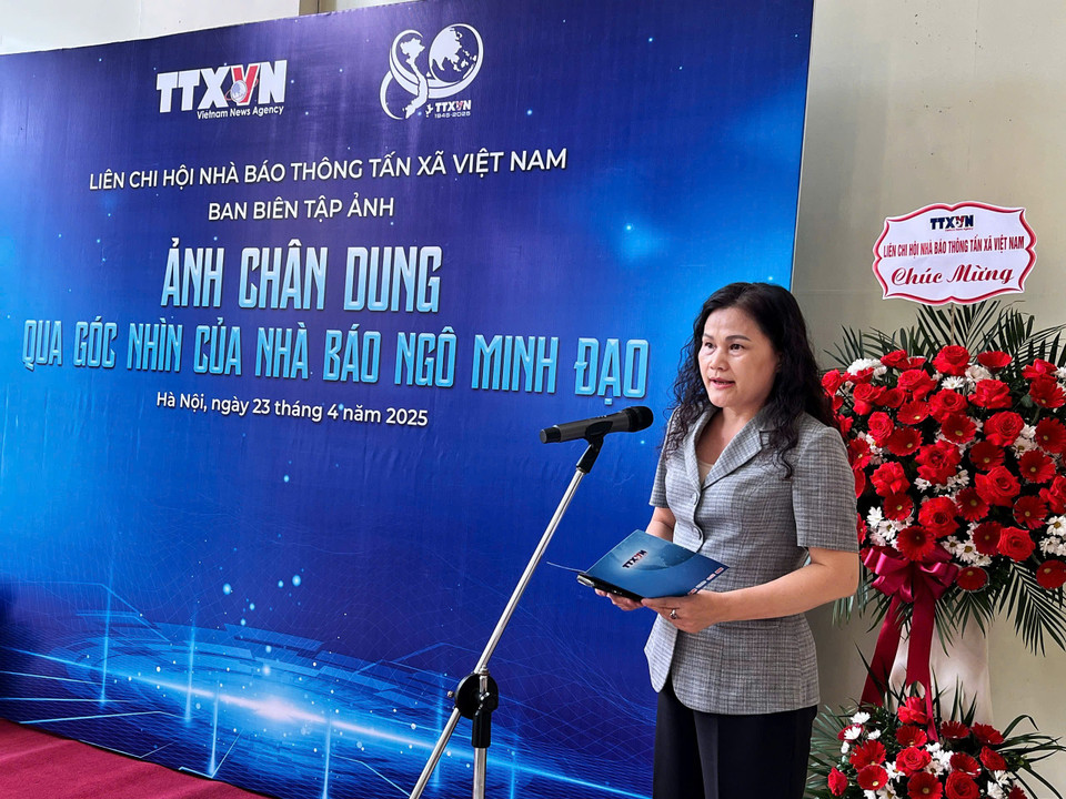 Ngày 23/4, tại số 5 Lý Thường Kiệt, Hà Nội, Triển lãm về chân dung các nhà báo chiến trường Thông tấn xã Việt Nam qua góc nhìn của nhà báo lão thành Ngô Minh Đạo đã được tổ chức. Phát biểu khai mạc sự kiện, Phó Tổng Giám đốc Thông tấn xã Việt Nam, bà Nguyễn Thị Sự cho hay: "Với hơn 40 năm gắn bó với nghề, trải qua nhiều địa bàn ác liệt, nhà báo Ngô Minh Đạo là nhân chứng ghi lại nhiều sự kiện lịch sử quan trọng. Ông cùng với các thế hệ phóng viên chiến trường của TTXVN đã có những đóng góp quan trọng trong việc xây dựng truyền thống vẻ vang của TTXVN cũng như đóng góp vào sự nghiệp của nền báo chí nước nhà. Qua những bức ảnh tại triển lãm, công chúng có thể cảm nhận được tình yêu nghề cùng góc nhìn nhân hậu của nhà báo Ngô Minh Đạo đối với bạn bè đồng nghiệp cũng như niềm đam mê sáng tác của ông." (Ảnh: Mai Mai/Vietnam+)