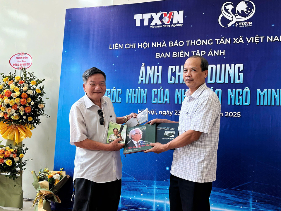 Tại sự kiện, nhà báo Ngô Minh Đạo đã trao tặng 5 cuốn sách của ông cho "ngôi nhà chung" Thông tấn xã Việt Nam. "Hôm nay, tôi rất hạnh phúc và vinh dự khi được trưng bày những tấm ảnh chụp chân dung các đồng nghiệp của mình ở khắp mọi miền của Tổ quốc, từ chiến trường B-C-K. Các anh, các chị những người không chỉ đối mặt với kẻ thù, mưa bom bão đạn mà còn phải vượt lên cả những suy tư, lo lắng của mỗi cá nhân trong lằn ranh sống - chết để hoàn thành sứ mệnh của người chép sử trong lửa đạn," nhà báo lão thành chia sẻ. (Ảnh: Mai Mai/Vietnam+)