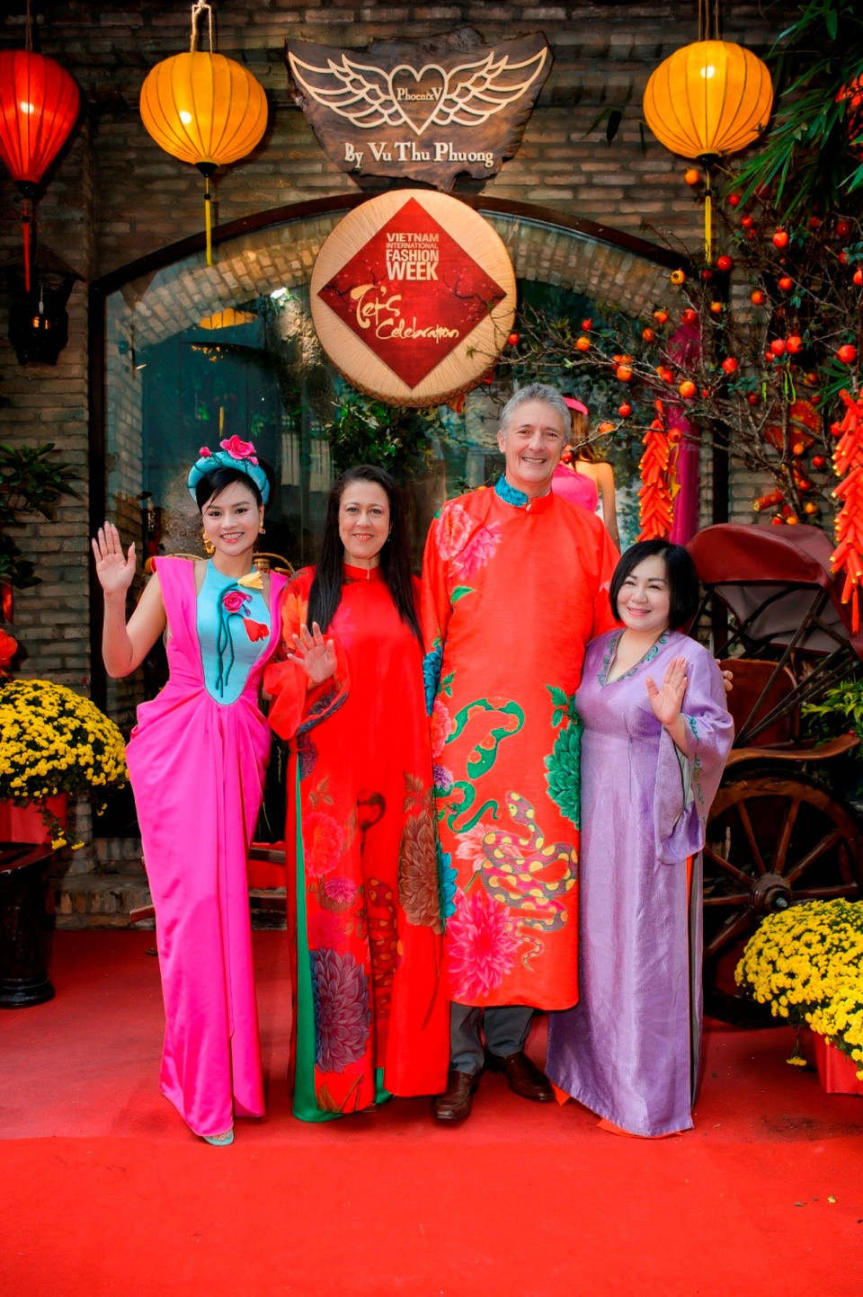 Đại diện ban tổ chức cho biết sự kiện năm nay được tiếp đón các vị quốc tế như: Tổng Lãnh sự Italy tại Thành phố Hồ Chí Minh Enrico Padula cùng phu nhân Milena Guarino Padula; Lãnh sự danh dự của Sri Lanka tại Thành phố Hồ Chí Minh, bà Marguerite Aluwihare; Chủ tịch Phòng thương mại Italy tại Việt Nam Michele D’Ercole; Giám đốc điều hành EuroCham Vietnam, bà Delphine Rousselet cùng rất nhiều bạn bè quốc tế đến từ Mỹ, Anh, Pháp, Italy, Ấn Độ, Lào, Cuba và những Việt kiều xa xứ lần đầu trở về nước được ăn tết Việt. (Ảnh: CTV/Vietnam+)