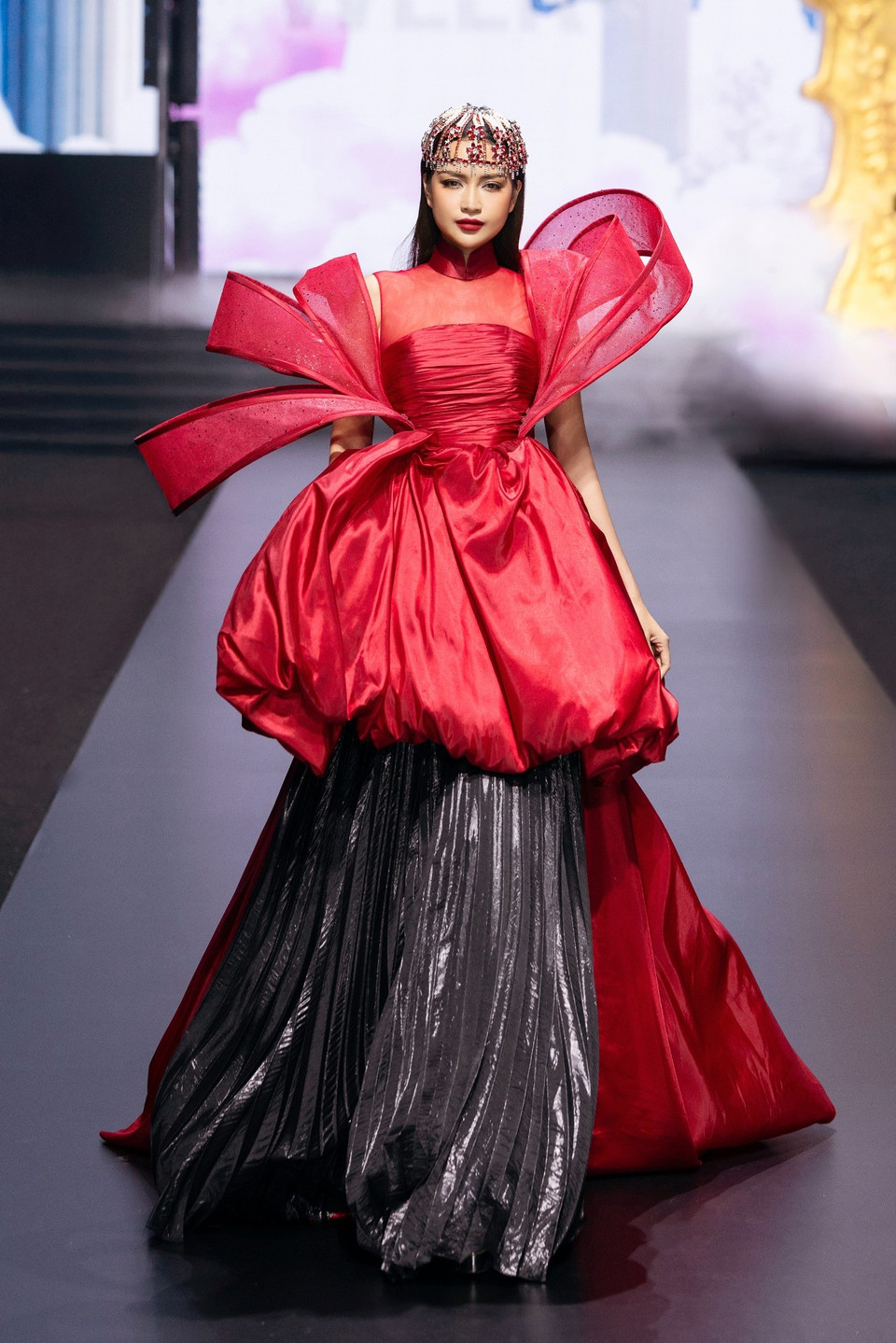 Một thiết kế trong bộ sưu tập “Rose of the Dawn.” (Ảnh: CTV/Vietnam+)