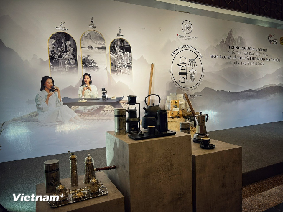 Các dụng cụ pha chế càphê có sự giao thoa của phong cách Á-Âu được giới thiệu tại sự kiện. (Ảnh: Mai Mai/Vietnam+)