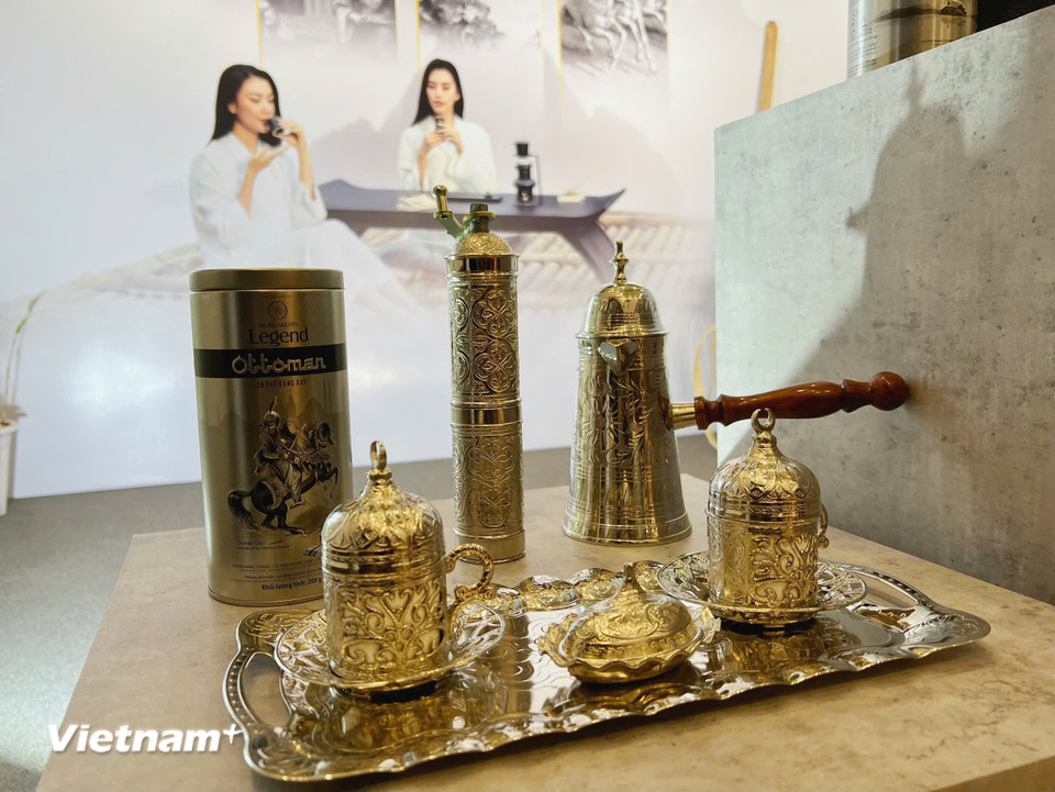 Bộ phụ kiện pha chế càphê mang "âm hưởng" Việt Nam-Tây Ban Nha do một thương hiệu càphê Việt Nam sản xuất. (Ảnh: Mai Mai/Vietnam+)