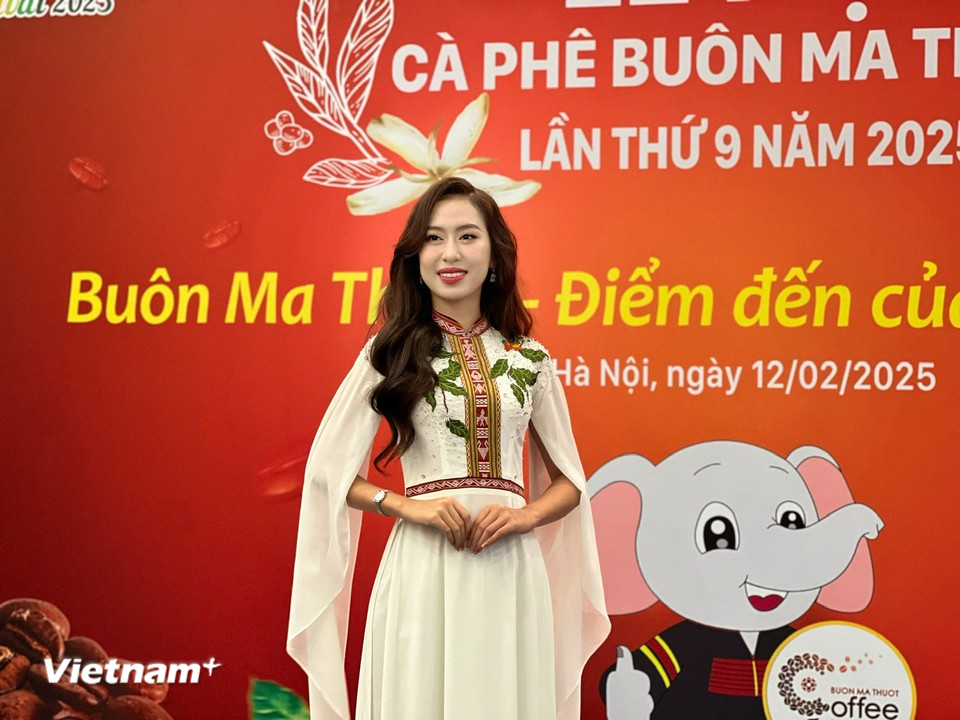 Một trong hai Đại sứ truyền thông Lễ hội Càphê Buôn Ma Thuột lần thứ 9 năm 2025, Hoa hậu Đại sứ Du lịch Việt Nam 2024 Đinh Thị Hoa. (Ảnh: Mai Mai/Vietnam+)