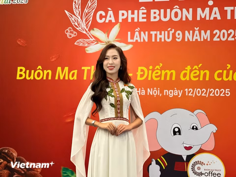 Một trong hai Đại sứ truyền thông Lễ hội Càphê Buôn Ma Thuột lần thứ 9 năm 2025, Hoa hậu Đại sứ Du lịch Việt Nam 2024 Đinh Thị Hoa. (Ảnh: Mai Mai/Vietnam+)