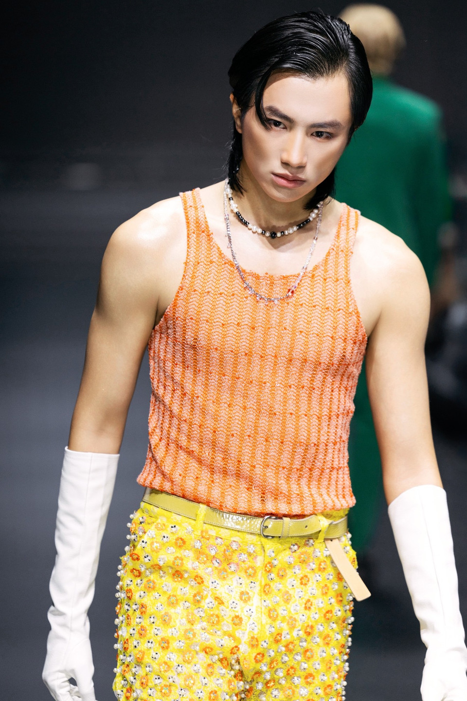 Bộ sưu tập lấy cảm hứng từ những buổi tiệc hồ bơi ban ngày rực rỡ và những đêm tiệc ánh sáng huyền ảo, mang đến hai mảng màu đối lập đầy cuốn hút: sự tươi mát, trẻ trung của ban ngày và vẻ lấp lánh, gợi cảm của đêm tối. (Ảnh: CTV/Vietnam+)