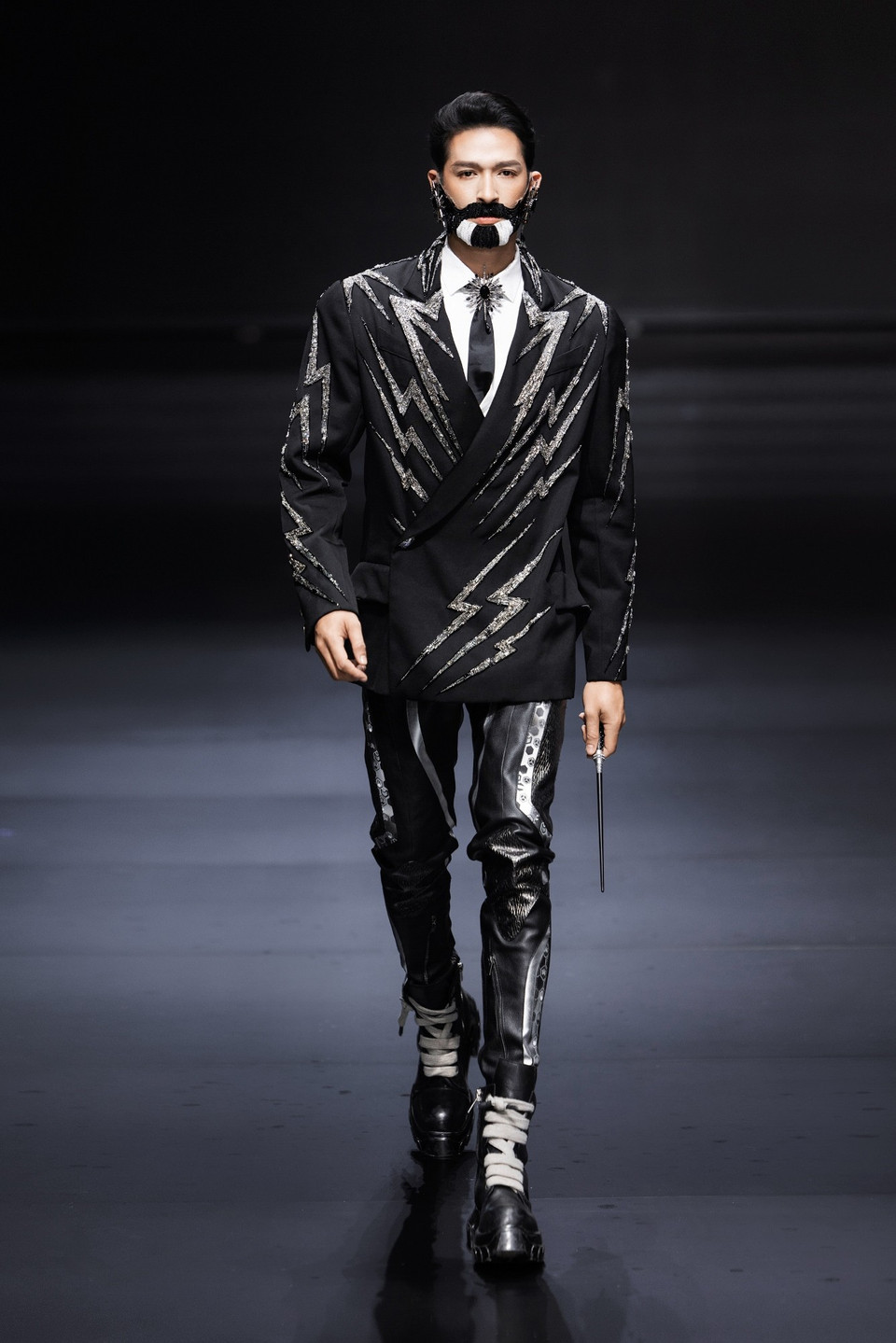 Những thiết kế Haute Couture này vừa được trình diễn tại Théâtre Mogador (Paris) trong khuôn khổ Tuần lễ Thời trang cao cấp Paris Haute Couture. (Ảnh: CTV/Vietnam+)