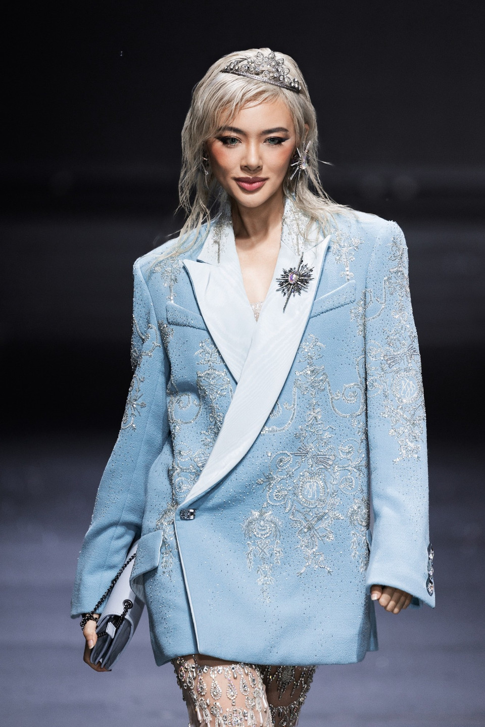 "Bản giao hưởng" hình ảnh của thực và ảo đan xen như giấc mộng trong các thiết kế cao cấp của nhà tạo mẫu Pháp.(Ảnh: CTV/Vietnam+)