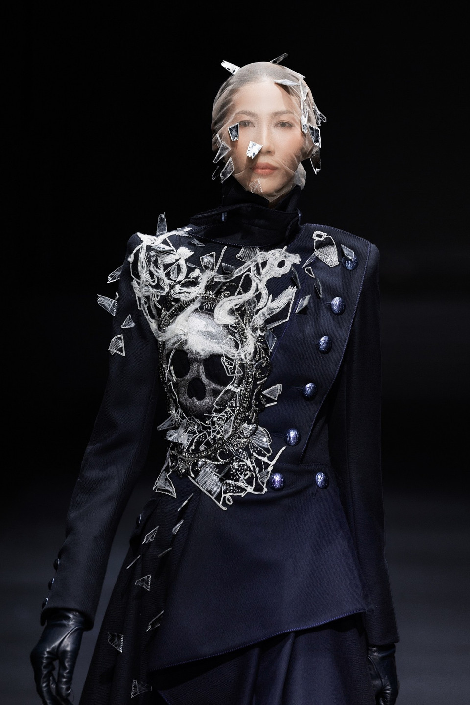 Trên cột mốc tuổi 50 và 10 năm sau lần đầu tiên đặt chân đến Việt Nam, Julien Fournié đã viết tiếp hành trình thời trang của mình bằng một đêm diễn đậm dấu ấn, đầy cảm hứng và vẹn tròn bản sắc. (Ảnh: CTV/Vietnam+)