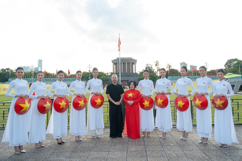 Giám đốc sản xuất Vietnam’s Next Top Model, bà Trang Lê (áo dài đỏ) chia sẻ: “Việc đưa Top 10 thí sinh đến thủ đô Hà Nội vào thời khắc lịch sử của đất nước thật sự có ý nghĩa vô cùng đặc biệt. Không chỉ đơn thuần là hoạt động gắn kết với sự kiện trọng đại của dân tộc, đây còn là hành trình để các thí sinh trực tiếp cảm nhận bầu không khí thiêng liêng, khơi dậy thêm niềm tự hào và tinh thần trách nhiệm. Chính từ nguồn cảm hứng ấy, các thí sinh sẽ có thêm động lực để bứt phá, lan tỏa năng lượng tích cực và truyền tải trọn vẹn tinh thần của thế hệ thanh niên Việt Nam trong những thử thách sắp tới.” (Ảnh: CTV/Vietnam+)