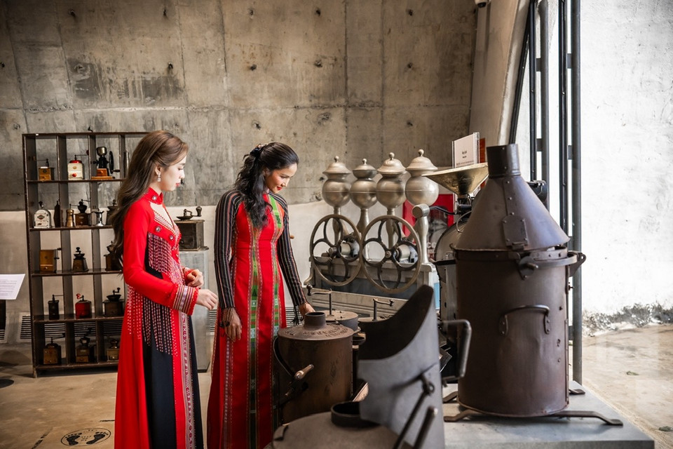 “Bông hoa của đại ngàn” cho hay từ nhỏ đã được lớn lên cùng những nương rẫy càphê, sáng nào cùng thưởng thức hương vị càphê rang củi ám mùi khói rất đặc biệt của mẹ làm nên cô cũng mong muốn những người nông dân quê hương mình có thể làm ra những hạt càphê ngày càng chất lượng, để lan tỏa giá trị càphê, góp phần giúp Buôn Ma Thuột trở thành điểm đến của càphê thế giới. (Ảnh: CTV/Vietnam+)